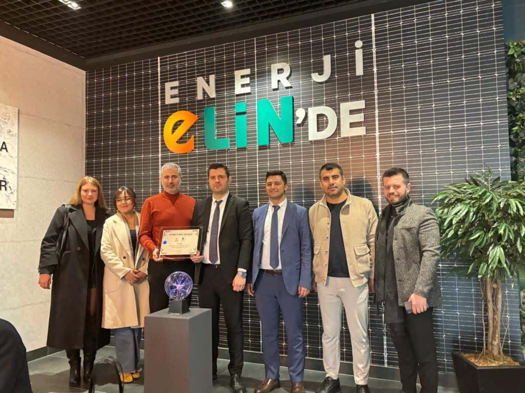 Ekibimizle birlikte sürdürülebilir enerji çözümleri için çalışmaya devam ediyoruz. Güneş enerjisi ve elektrikli araç şarj istasyonları konusundaki projelerimizle geleceğe yön veriyoruz!